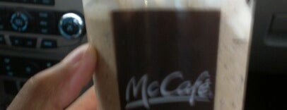 McDonald's is one of Locais curtidos por Derrick.
