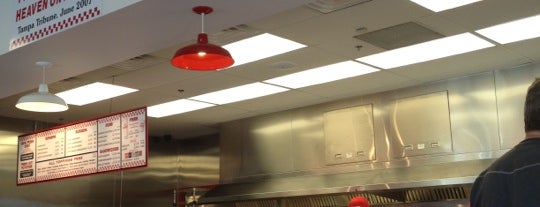 Five Guys is one of Jasonさんのお気に入りスポット.