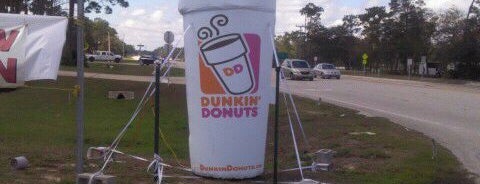 Dunkin' is one of Lugares favoritos de Courtney.