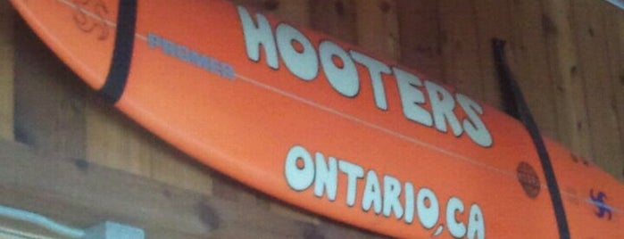 Hooters is one of Locais curtidos por Angie.