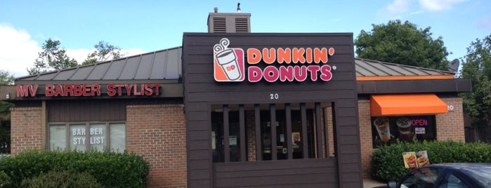 Dunkin' is one of Locais curtidos por Hannah.