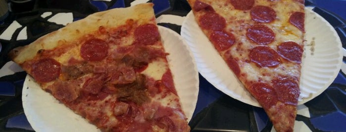 Cosmo's Pizza is one of Locais curtidos por Blake.