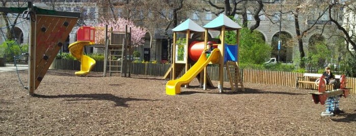 Spielplatz Rathauspark is one of Tempat yang Disukai Regis.