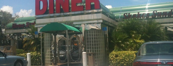 Sebring Diner is one of Steveさんのお気に入りスポット.