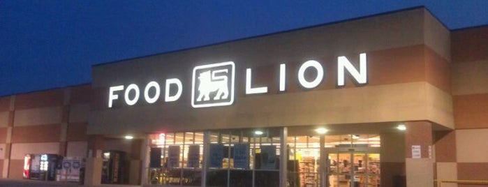 Food Lion Grocery Store is one of Tempat yang Disukai Julie.