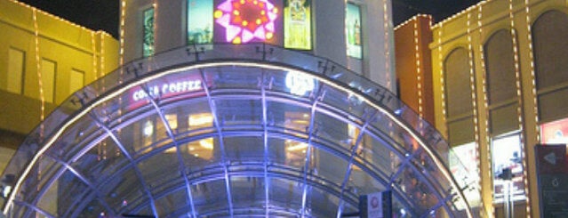 Amanora Town Centre is one of Srinivasさんのお気に入りスポット.