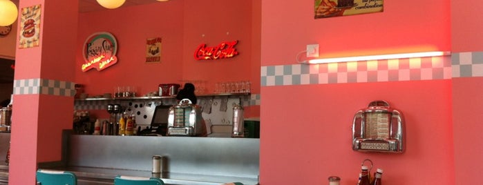 Peggy Sue's American Dinner is one of Restaurantes.