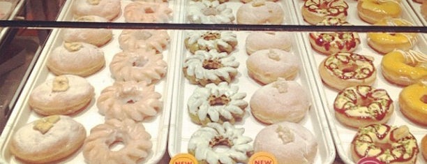 Krispy Kreme Doughnuts is one of สถานที่ที่ 🍩 ถูกใจ.