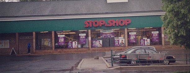 Stop & Shop is one of สถานที่ที่ Vicki ถูกใจ.