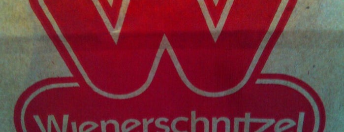 Wienerschnitzel is one of สถานที่ที่ Lisa ถูกใจ.