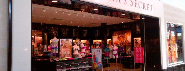 Victoria's Secret PINK is one of Tempat yang Disukai Lauren.