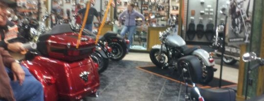 Russ' Ocean State Harley-Davidson, Inc. is one of Lugares favoritos de Tansu.