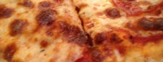 Vito's Sicilian Pizza is one of Lugares favoritos de Doug.