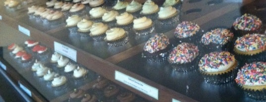 Firefly Cupcakes is one of Lugares favoritos de Erin.