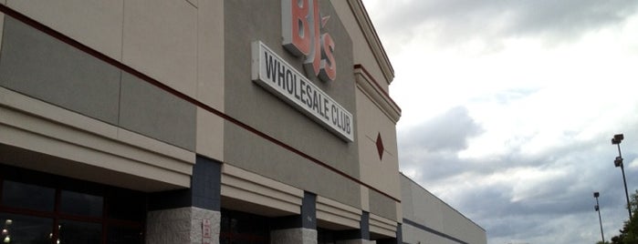 BJ's Wholesale Club is one of Tempat yang Disukai Dawn.