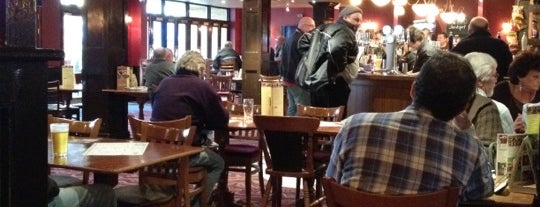The Kingswood Colliers (Wetherspoon) is one of Lugares favoritos de Carl.