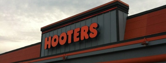 Hooters is one of Locais curtidos por Jeffrey.