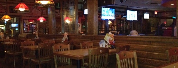 Applebee's Grill + Bar is one of Tempat yang Disukai Eve McWoosley.