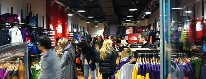 The North Face Outlet is one of Posti che sono piaciuti a Hashim.