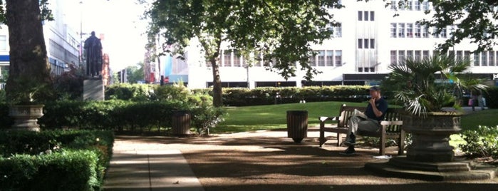 Cavendish Square Gardens is one of Lieux qui ont plu à Luke.