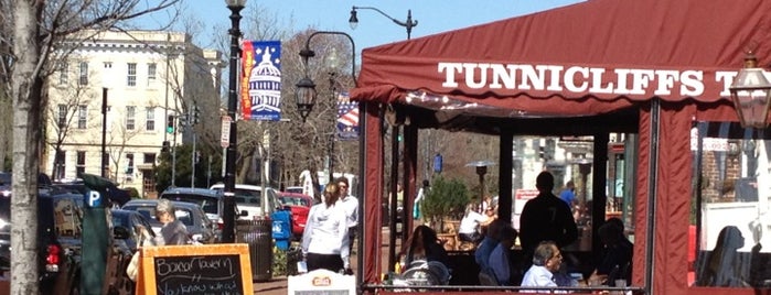 Tunnicliff's Tavern is one of สถานที่ที่ Tucker ถูกใจ.