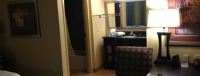 Hampton Inn & Suites is one of Tempat yang Disukai Justin.
