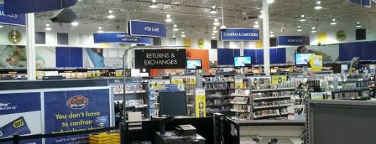 Best Buy is one of Lugares favoritos de Joshua.