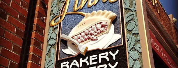 Linn's Bakery & Eatery is one of สถานที่ที่บันทึกไว้ของ Jeff.