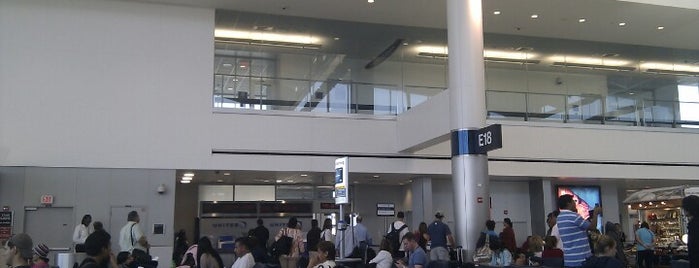 Gate E18 is one of Lugares favoritos de Michael.