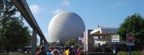 EPCOT is one of Mis lugares más queridos !.