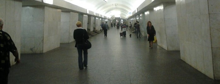 metro Tretyakovskaya is one of Метро Москвы (Moscow Metro).