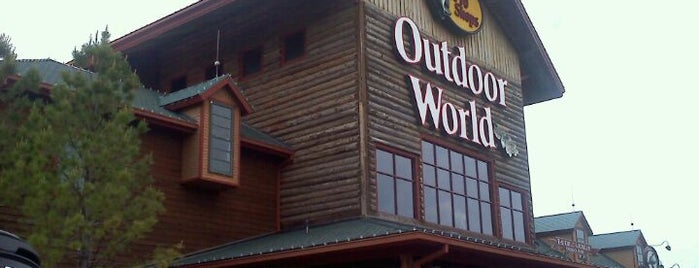 Bass Pro Shops is one of Lugares favoritos de Dee Dee.