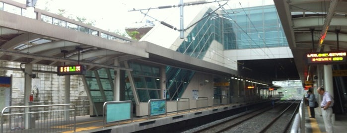 Pungsan Stn. is one of 경의선 (Gyeongui Line).