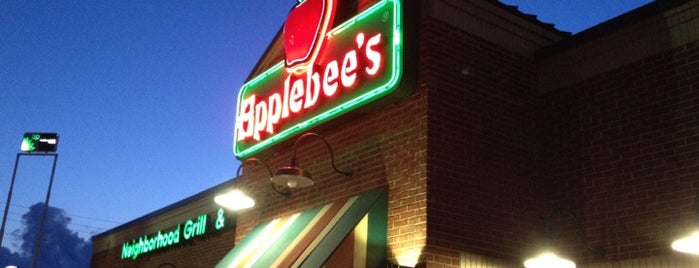 Applebee's Grill + Bar is one of Tempat yang Disukai Rick.