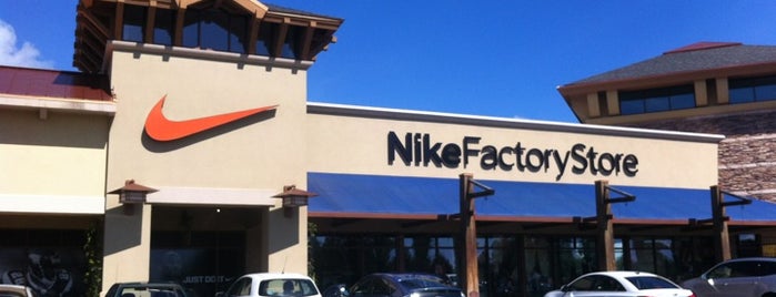 Nike Factory Store is one of Tempat yang Disukai Tony.