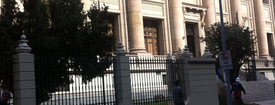 Biblioteca Nacional de Chile is one of Santiago en 100 lugares.