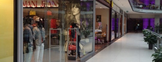 Armani Jeans is one of Deniz 님이 좋아한 장소.