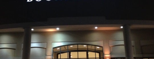 Barnes & Noble is one of สถานที่ที่ R ถูกใจ.