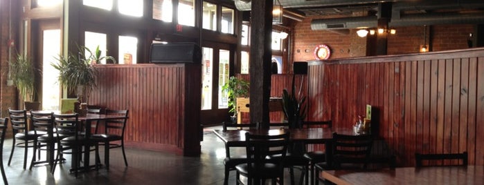 Quinton's Bar & Deli is one of สถานที่ที่ Miranda ถูกใจ.