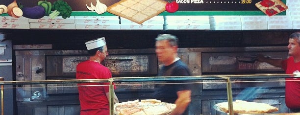 Famous Ray's Pizza is one of Locais salvos de Lizzie.