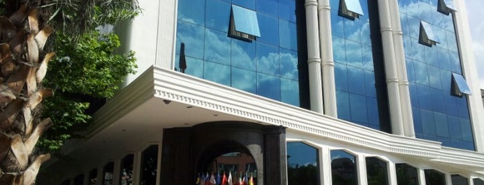 Akar International Hotel is one of Gespeicherte Orte von HARBİ.