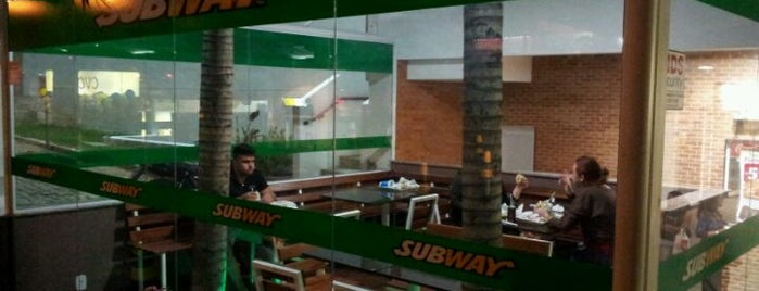 Subway is one of Tempat yang Disukai Davi.