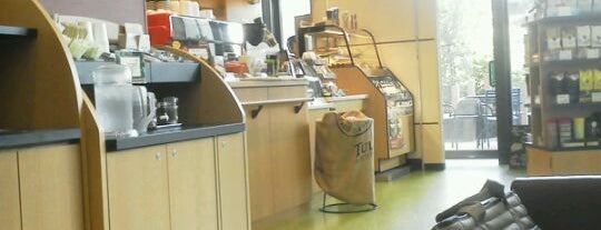 Tully's Coffee is one of 静岡市の珈琲ショップ.