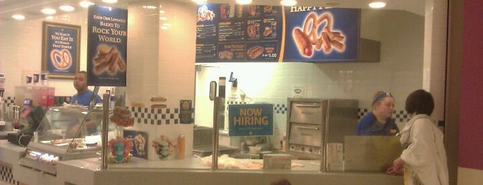 Auntie Anne's is one of Lugares favoritos de Jeremy.