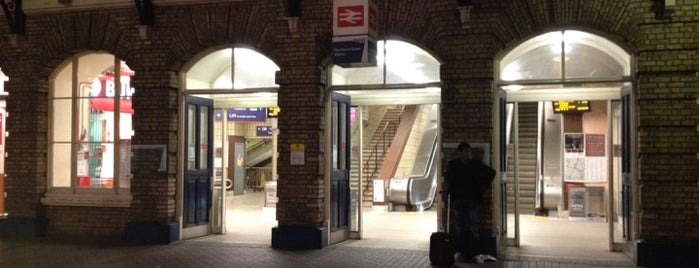 London Fenchurch Street Railway Station (FST) is one of Inglaterra.