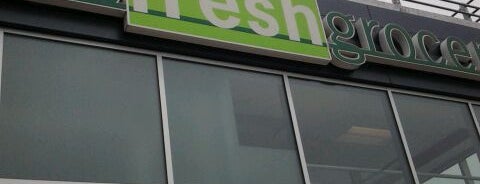 The Fresh Grocer is one of Locais curtidos por Sandy.