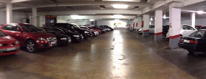ENAUTO,SA Parking is one of Jose M'ın Beğendiği Mekanlar.