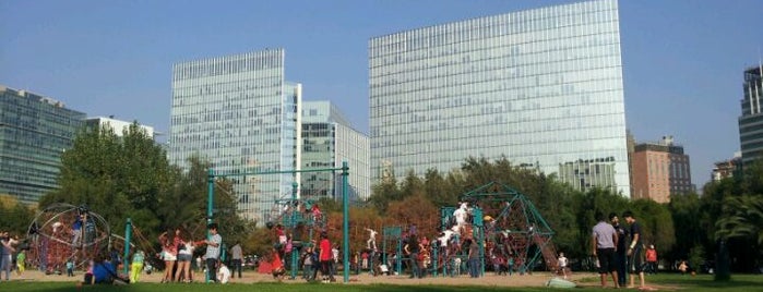 Parque Araucano is one of Santiago en 100 lugares.