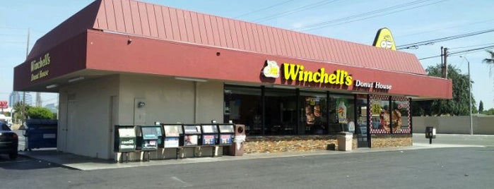 Winchell's Donut House is one of สถานที่ที่ Rj ถูกใจ.