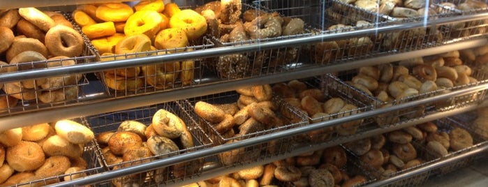 Clark Bagels is one of Zachさんのお気に入りスポット.